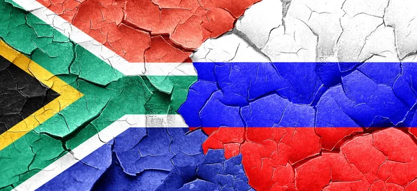 Sydafrika flagga med Ryssland flagga på en grunge knäckt vägg — Stockfoto