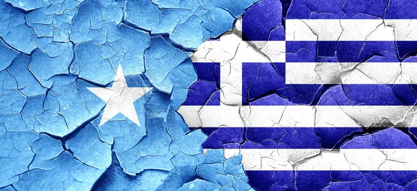 Bandera de Somalia con bandera de Grecia en una pared agrietada grunge — Foto de Stock