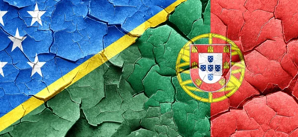 Прапор Соломонових Островів з Португалії прапор на за гранж тріщинами стіни — стокове фото