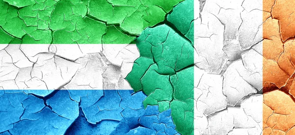 Flaga Sierra Leone z Polska flaga na grunge popękane ściany — Zdjęcie stockowe