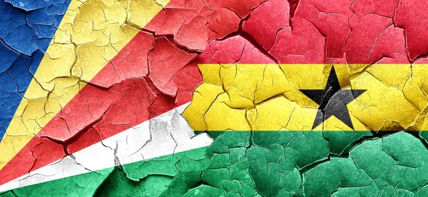 Seychellen-Flagge mit Ghanafahne an einer Grunge-Risswand — Stockfoto