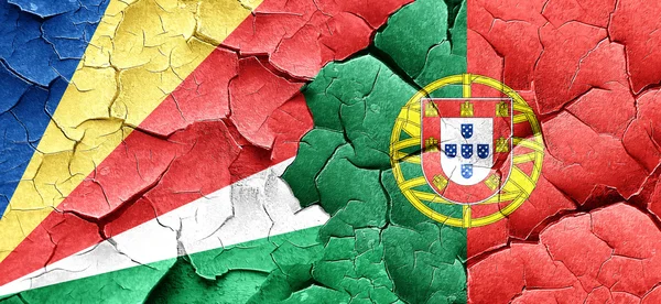 Vlag van de Seychellen met Portugal vlag op een grunge gebarsten muur — Stockfoto