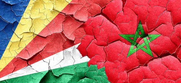 Seychellen-Flagge mit marokkanischer Flagge an einer Grunge-Risswand — Stockfoto