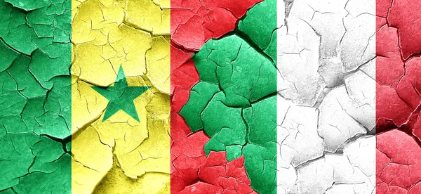 Senegalská vlajka s Itálie vlajky grunge popraskané zdi — Stock fotografie