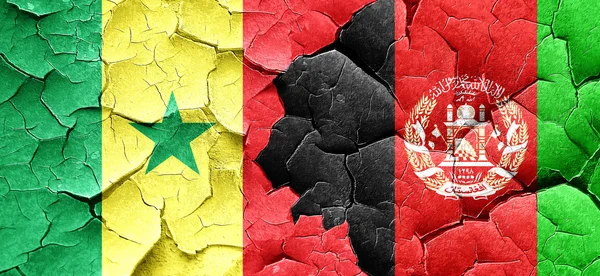 Szenegál zászló egy grunge-Afganisztán zászlót repedt fal — Stock Fotó