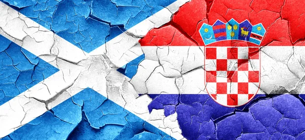 Σημαία της Σκωτίας με Κροατία σημαία σε μια grunge ραγισμένα τοίχο — Φωτογραφία Αρχείου