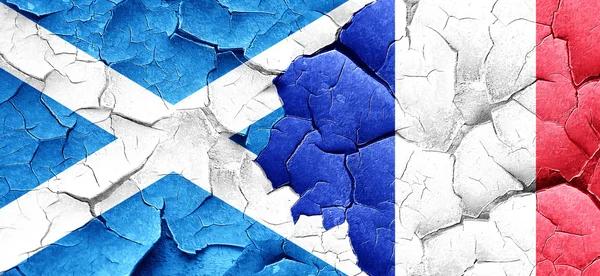Skottlands flagga med Frankrike flagga på en grunge knäckt vägg — Stockfoto