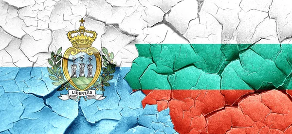 San Marino-Flagge mit bulgarischer Flagge an einer Grunge-Risswand — Stockfoto