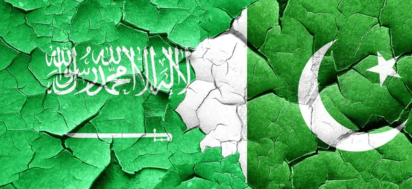 사우디 아라비아는 grunge에 파키스탄 국기 깃발 벽에 금이 — 스톡 사진