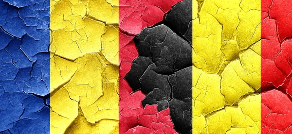 グランジのベルギーの旗のルーマニアの国旗ひびの入った壁 — ストック写真