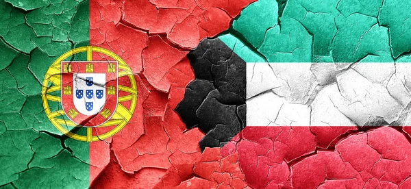 Portugal vlag met Koeweit vlag op een grunge gebarsten muur — Stockfoto