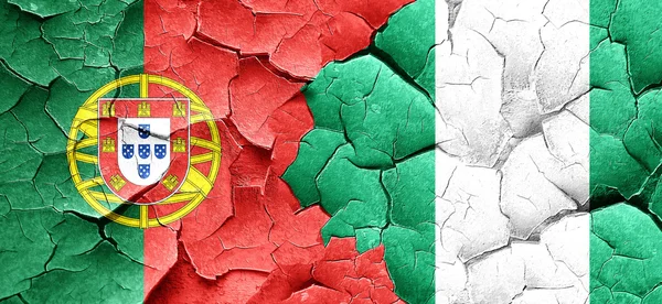 Portugiesische Flagge mit Nigerfahne an einer Grunge-Risswand — Stockfoto