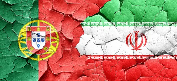 Прапор Португалії з прапор Ірану на за гранж тріщинами стіни — стокове фото