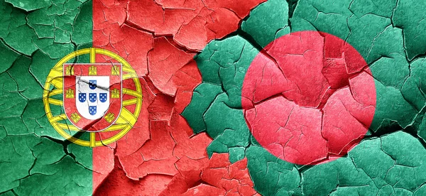 Portugiesische Flagge mit Bangladesh-Flagge an einer Grunge-Risswand — Stockfoto