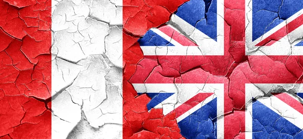 Peru flag with Great Britain flag on a grunge cracked wall — Stock Photo, Image