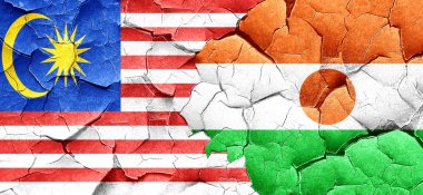 Malezya bayrağı bir grunge Nijer bayrağı ile duvar kırık