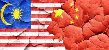 Malezya bayrağı bir grunge Çin bayrağı ile duvar kırık