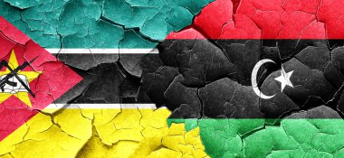 Mozambik bayrak bir grunge Libya bayrağı ile duvar kırık
