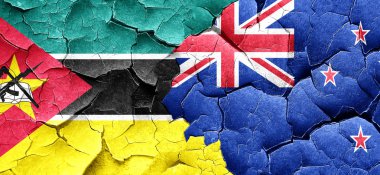 Mozambik bayrak bir grunge Yeni Zelanda bayrağı ile duvar kırık