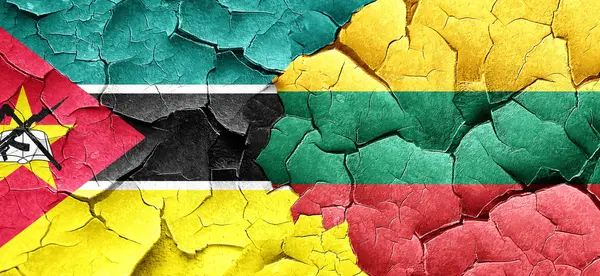 Bandera de Mozambique con bandera de Lituania en una pared agrietada grunge —  Fotos de Stock