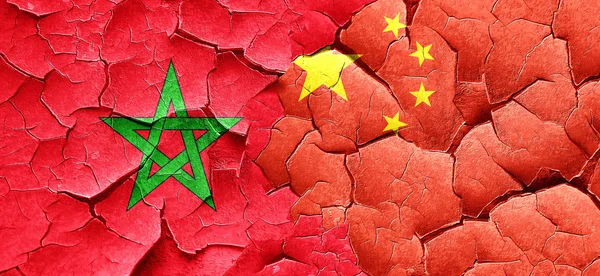 Drapeau Maroc avec drapeau Chine sur un mur fissuré grunge — Photo