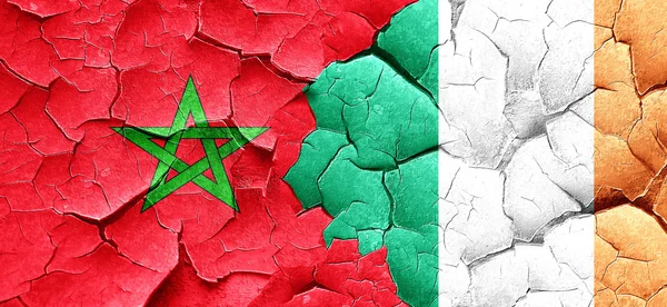 Bandera de Marruecos con bandera de Irlanda en una pared agrietada grunge — Foto de Stock