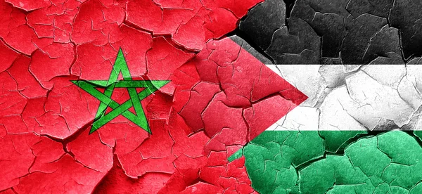 Drapeau du Maroc avec drapeau palestinien sur un mur fissuré — Photo