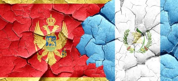 Μαυροβούνιο σημαία με τη σημαία της Γουατεμάλας σε μια grunge ραγισμένα τοίχο — Φωτογραφία Αρχείου