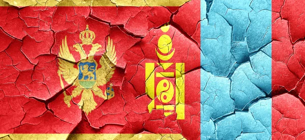 Μαυροβούνιο σημαία με τη σημαία της Μογγολίας για μια grunge ραγισμένα τοίχο — Φωτογραφία Αρχείου