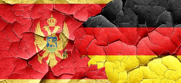 Montenegro-Fahne mit Deutschland-Fahne an einer Grunge-Risswand — Stockfoto