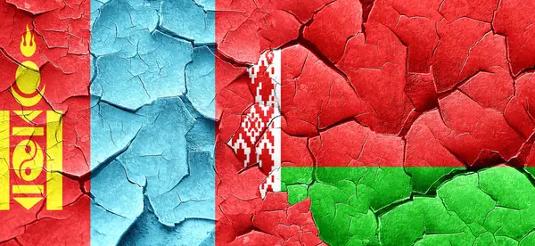 Mongolsko vlajka vlajka Běloruska na grunge popraskané zdi — Stock fotografie