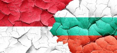 Monaco bayrağı bir grunge Bulgaristan bayrağı ile duvar kırık