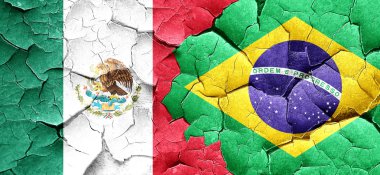 Meksika bayrağı bir grunge Brezilya bayrağı ile duvar kırık