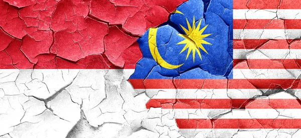 グランジのマレーシアの国旗とモナコの国旗ひびの入った壁 — ストック写真