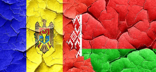 Σημαία της Μολδαβίας με σημαία τη Λευκορωσία σε μια grunge ραγισμένα τοίχο — Φωτογραφία Αρχείου