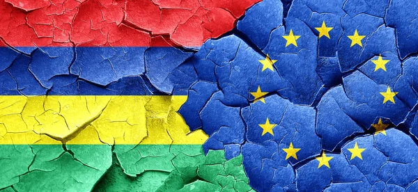 Mauritius flagga med EU: s flagga på en grunge knäckt vägg — Stockfoto