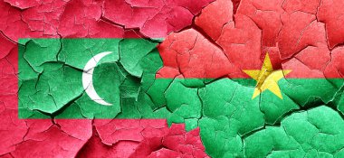 Maldivler bayrağı bir grunge Burkina Faso bayrağı ile duvar kırık