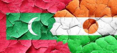 Maldivler bayrağı bir grunge Nijer bayrağı ile duvar kırık