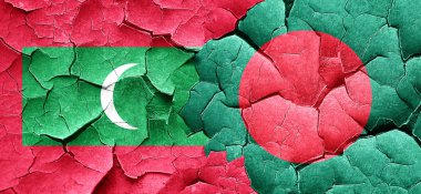 Maldivler bayrağı bir grunge Bangladeş bayrağı ile duvar kırık