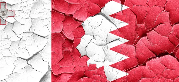 Bandera de Malta con bandera de Bahréin en una pared agrietada grunge —  Fotos de Stock