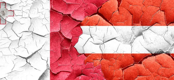 Vlag van Malta met Oostenrijk vlag op een grunge gebarsten muur — Stockfoto