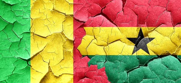 Drapeau du Mali avec drapeau du Ghana sur un mur fissuré — Photo