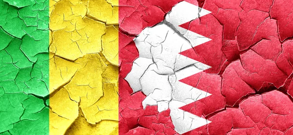 Mali-Fahne mit Bahrain-Fahne auf einer Grunge-Risswand — Stockfoto