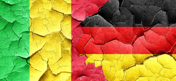 Σημαία του Μάλι με σημαία της Γερμανίας σε μια grunge ραγισμένα τοίχο — Φωτογραφία Αρχείου