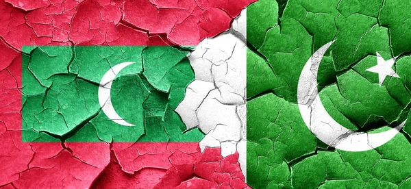 Maldív-szigetek zászlót Pakisztánban zászló egy grunge repedt fal — Stock Fotó