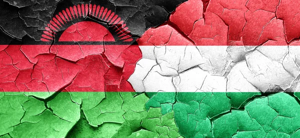 Vlajka Malawi s příznakem Maďarsko na grunge popraskané zdi — Stock fotografie