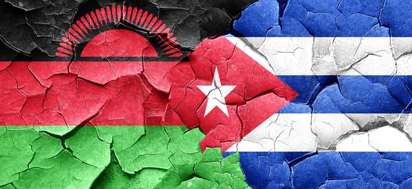 Vlajka Malawi s Kubou vlajku grunge popraskané zdi — Stock fotografie
