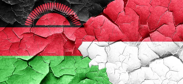 Vlajka Malawi s příznakem Indonésie na grunge popraskané zdi — Stock fotografie