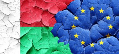 Madagaskar bayrağı ile Avrupa Birliği bayrağı bir grunge üzerinde wal kırık