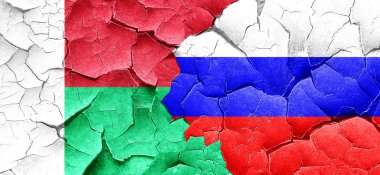 Madagaskar bayrağı bir grunge Rusya bayrağı ile duvar kırık